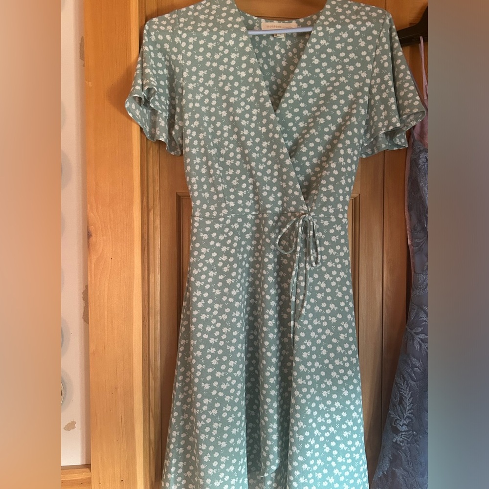 Monteau Los Angeles, light green dress with flowers. Size small (teen)